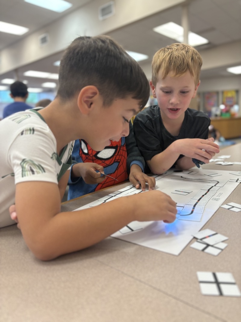Young learners programming Ozobot robots with coding cards in the i.Lab pilot