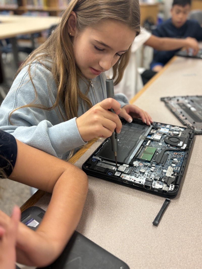 Hands-on laptop repair and hardware diagnostics in the i.Lab pilot